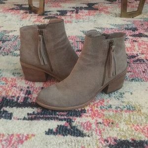 Hinge suede taupe tassel bootie